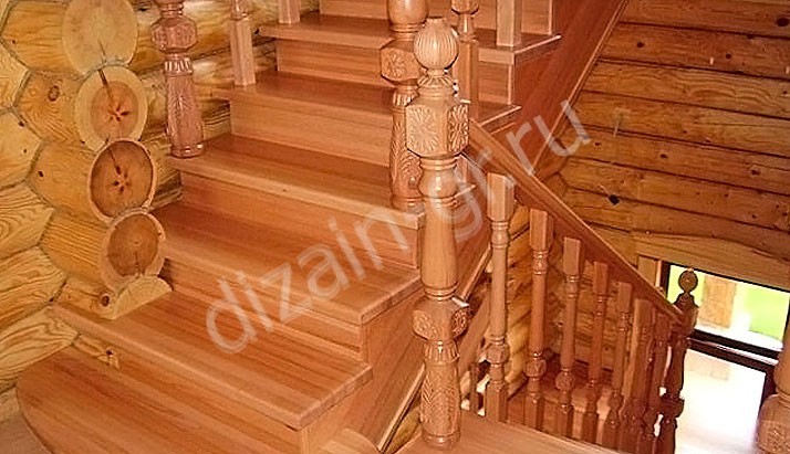 Традиционная лестница из массива дерева