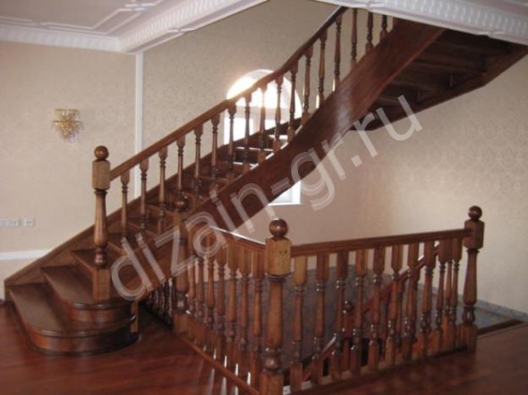 криволинейная деревянная лестница