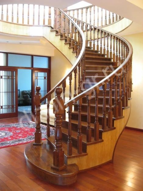 междуэтажная криволинейная деревянная лестница
