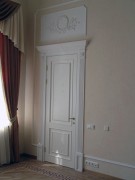 Белая межкомнатная дверь с декором