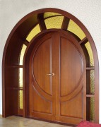 Арочная дверь с порталом
