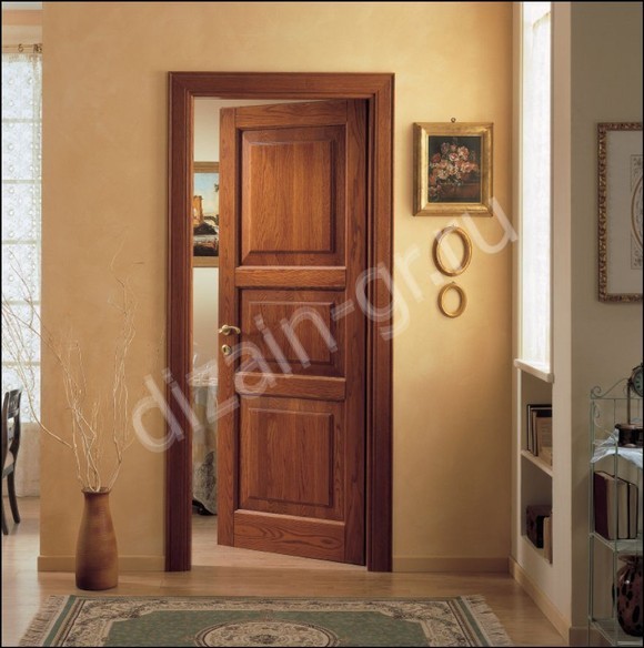 Дверь с тремя филенками