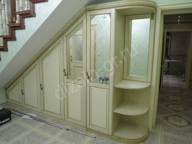 Встроенный шкаф под лестницей
